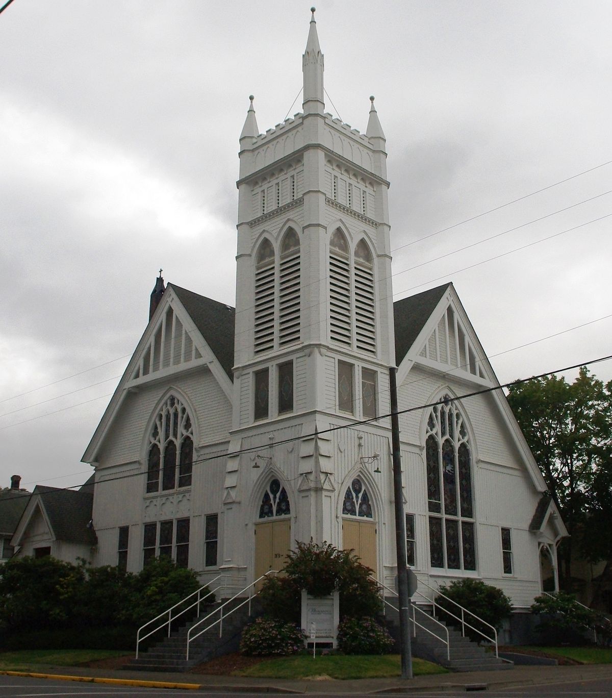 Whitespires_Church_Albany_Oregon 1200px-wikipedia