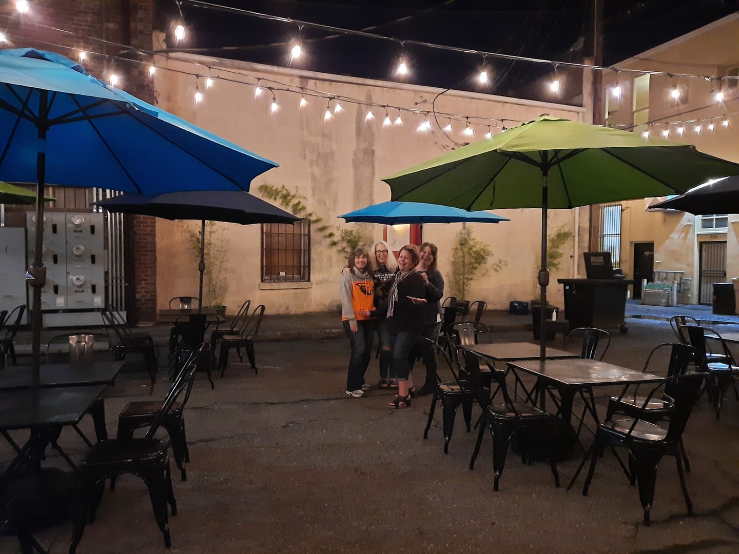 Albany Alley – LeAnne Hannon & friends visiting after dinner at Loafer’s – 10-15-2021