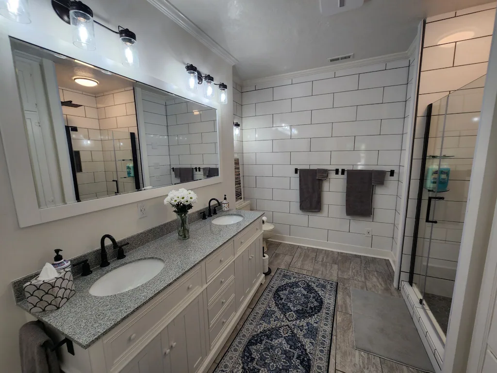 124 Ferry St SW – Hall Bath – 11-22-2022